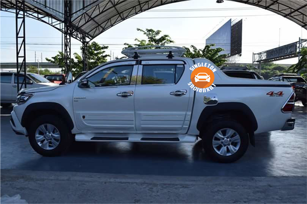 2019-toyota-hilux-side