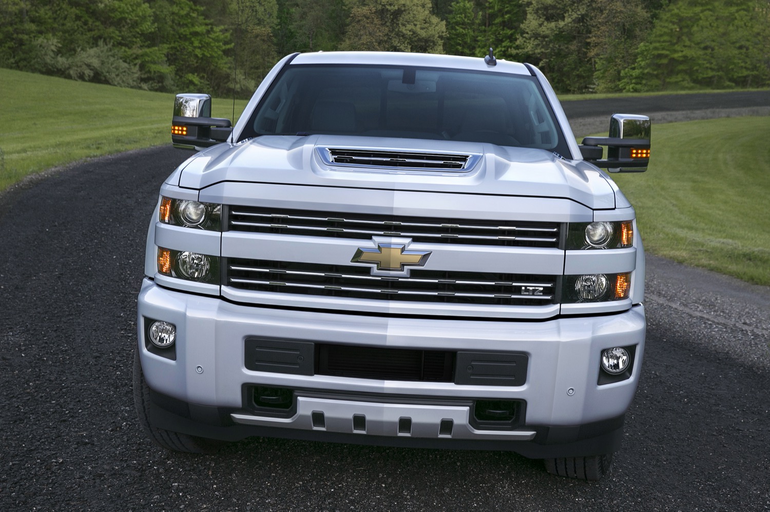 2017-chevrolet-silverado-hd-front